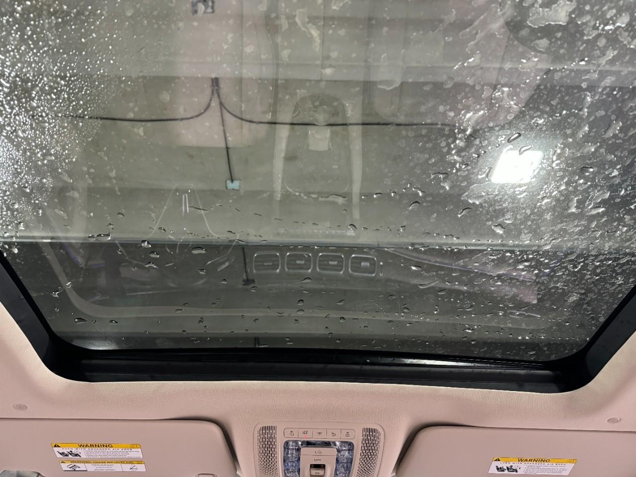 Mercedes-Benz GLE Vehicle Full-screen Gallery Image 11