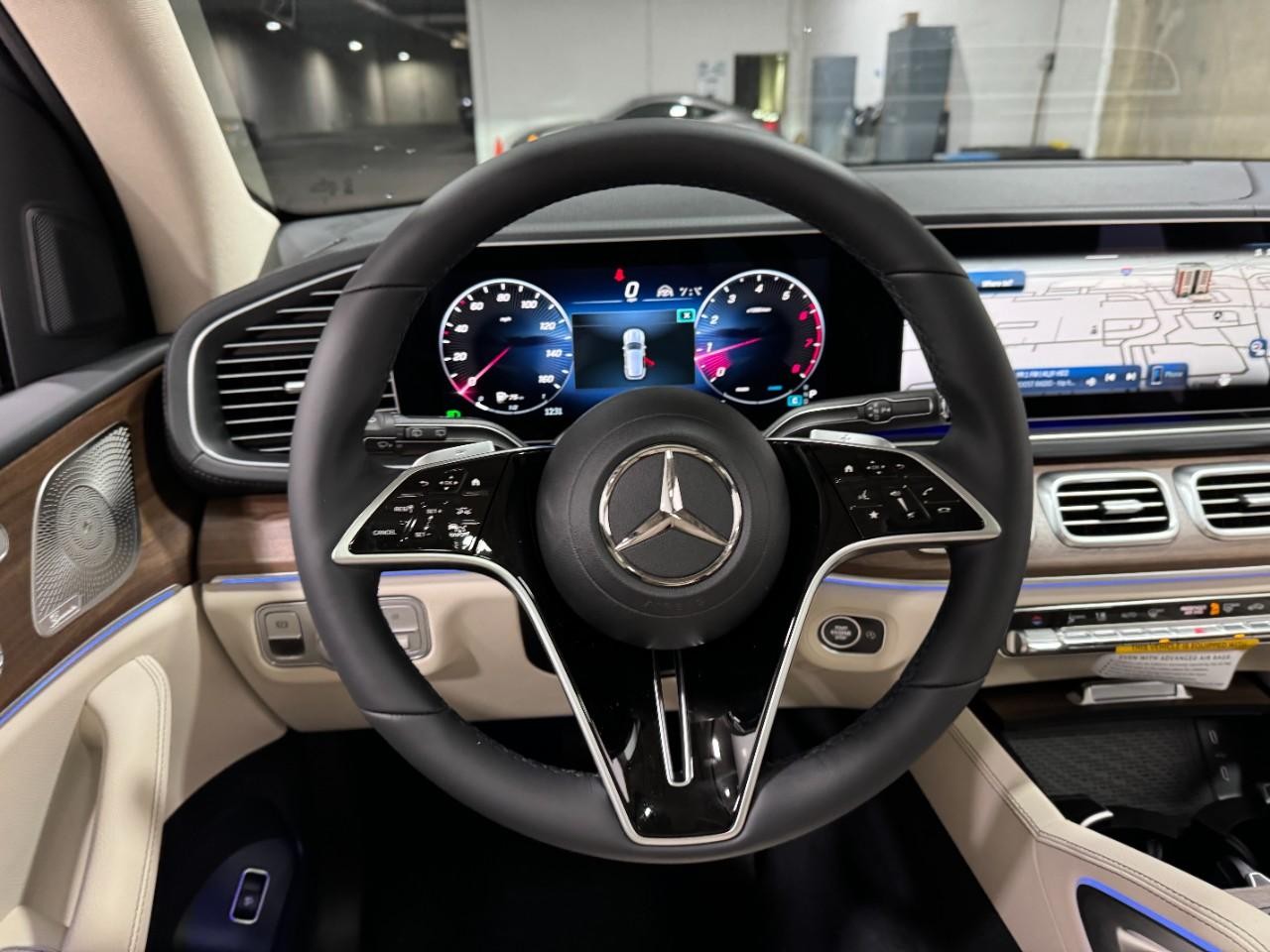 Mercedes-Benz GLE Vehicle Full-screen Gallery Image 13