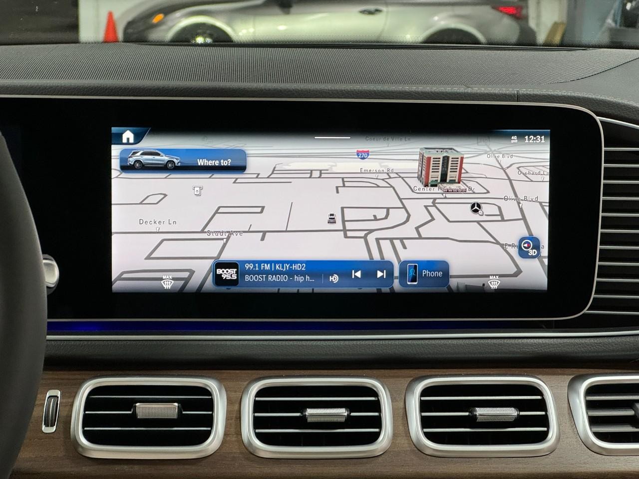 Mercedes-Benz GLE Vehicle Full-screen Gallery Image 14