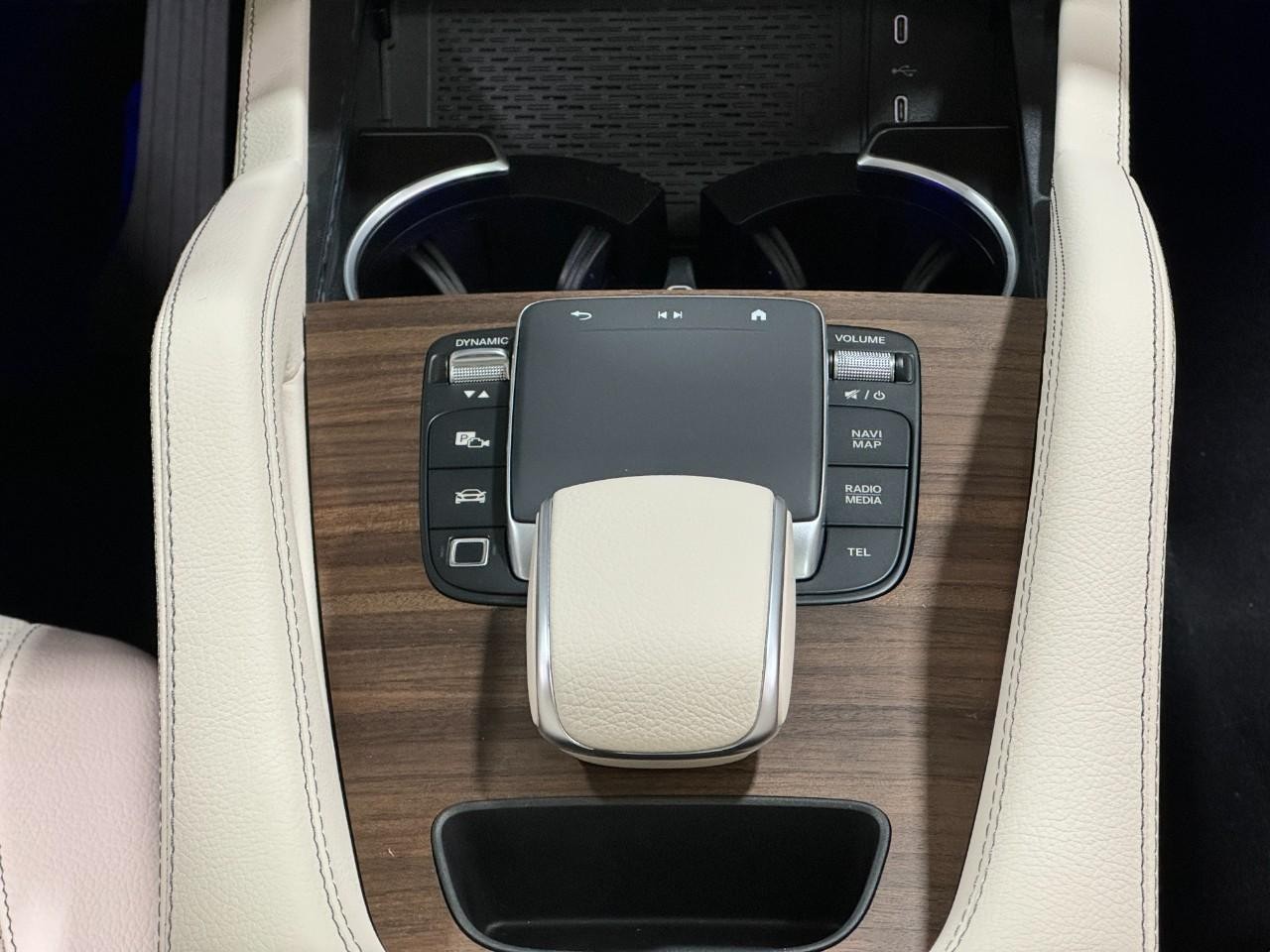 Mercedes-Benz GLE Vehicle Full-screen Gallery Image 16