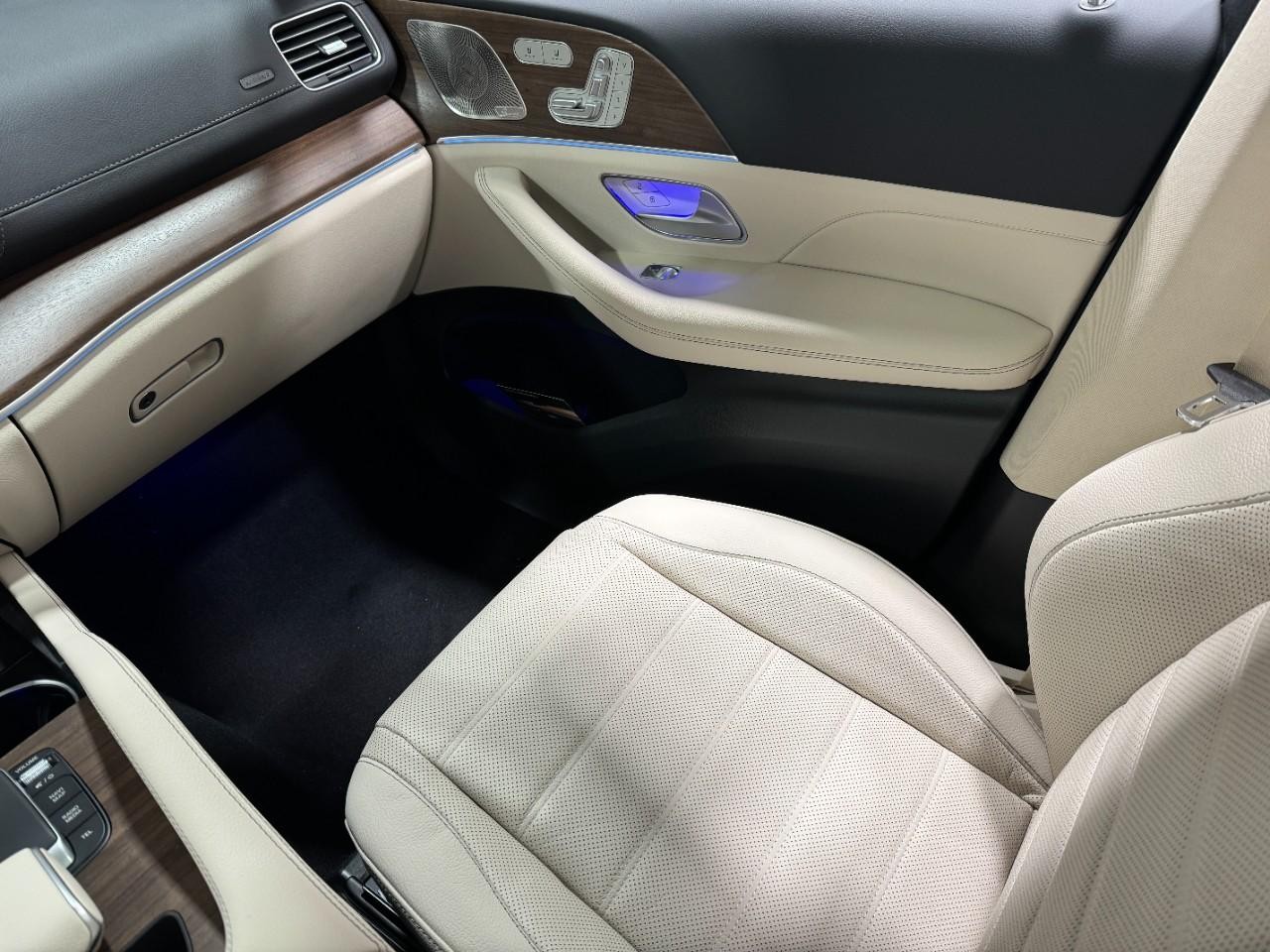 Mercedes-Benz GLE Vehicle Full-screen Gallery Image 17