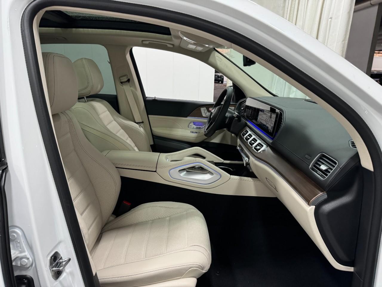 Mercedes-Benz GLE Vehicle Full-screen Gallery Image 18