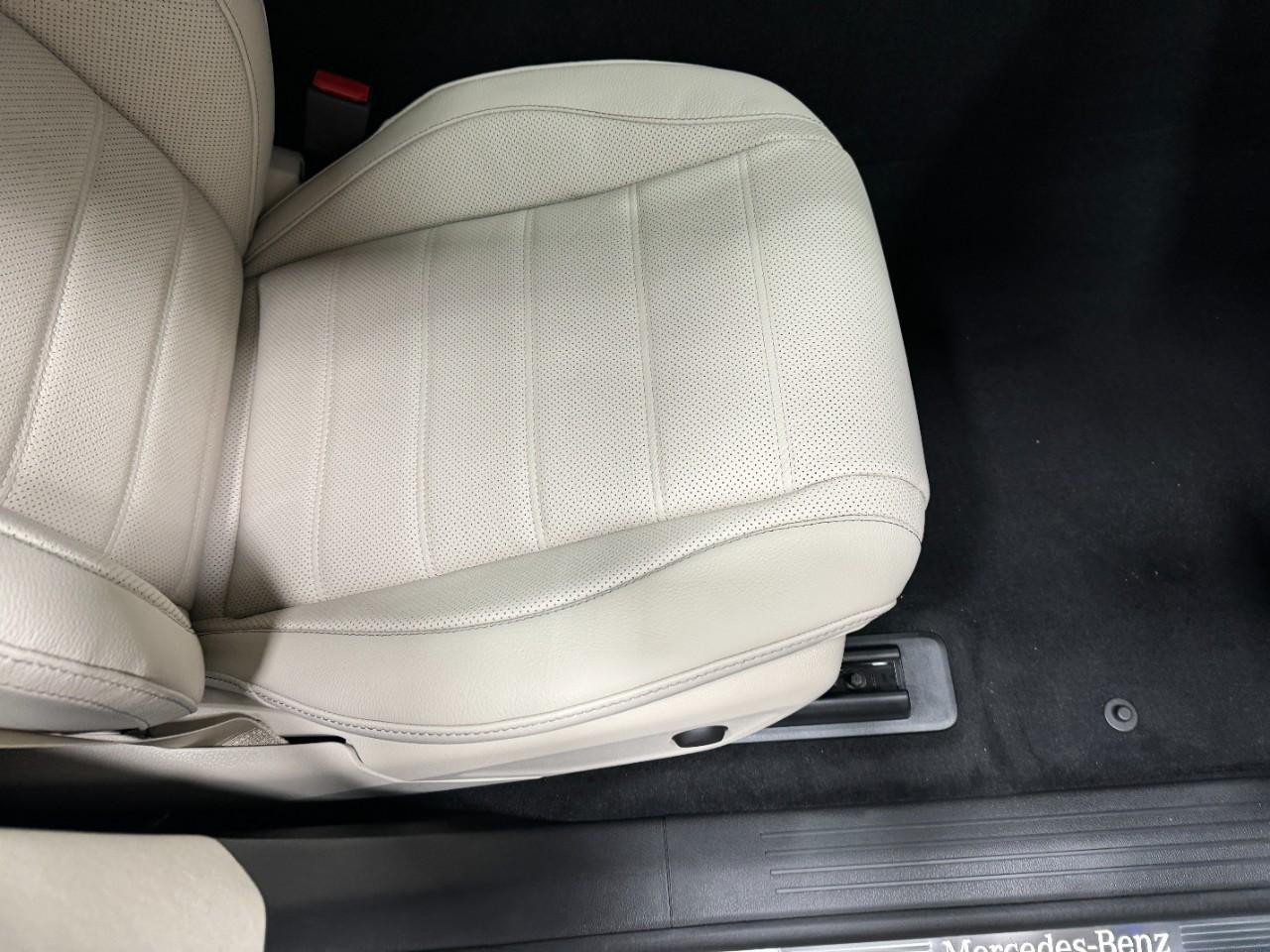 Mercedes-Benz GLE Vehicle Full-screen Gallery Image 19