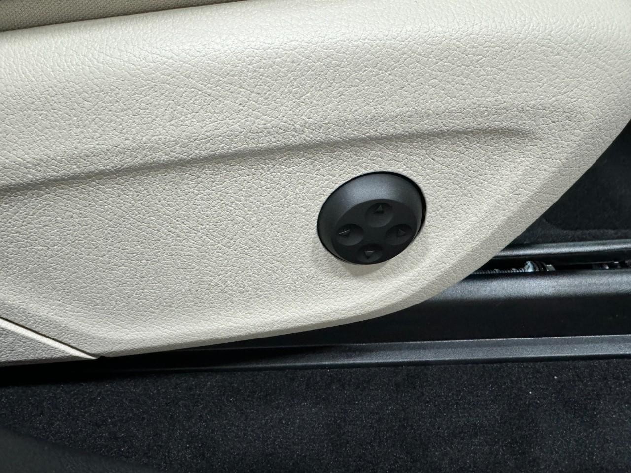 Mercedes-Benz GLE Vehicle Full-screen Gallery Image 20