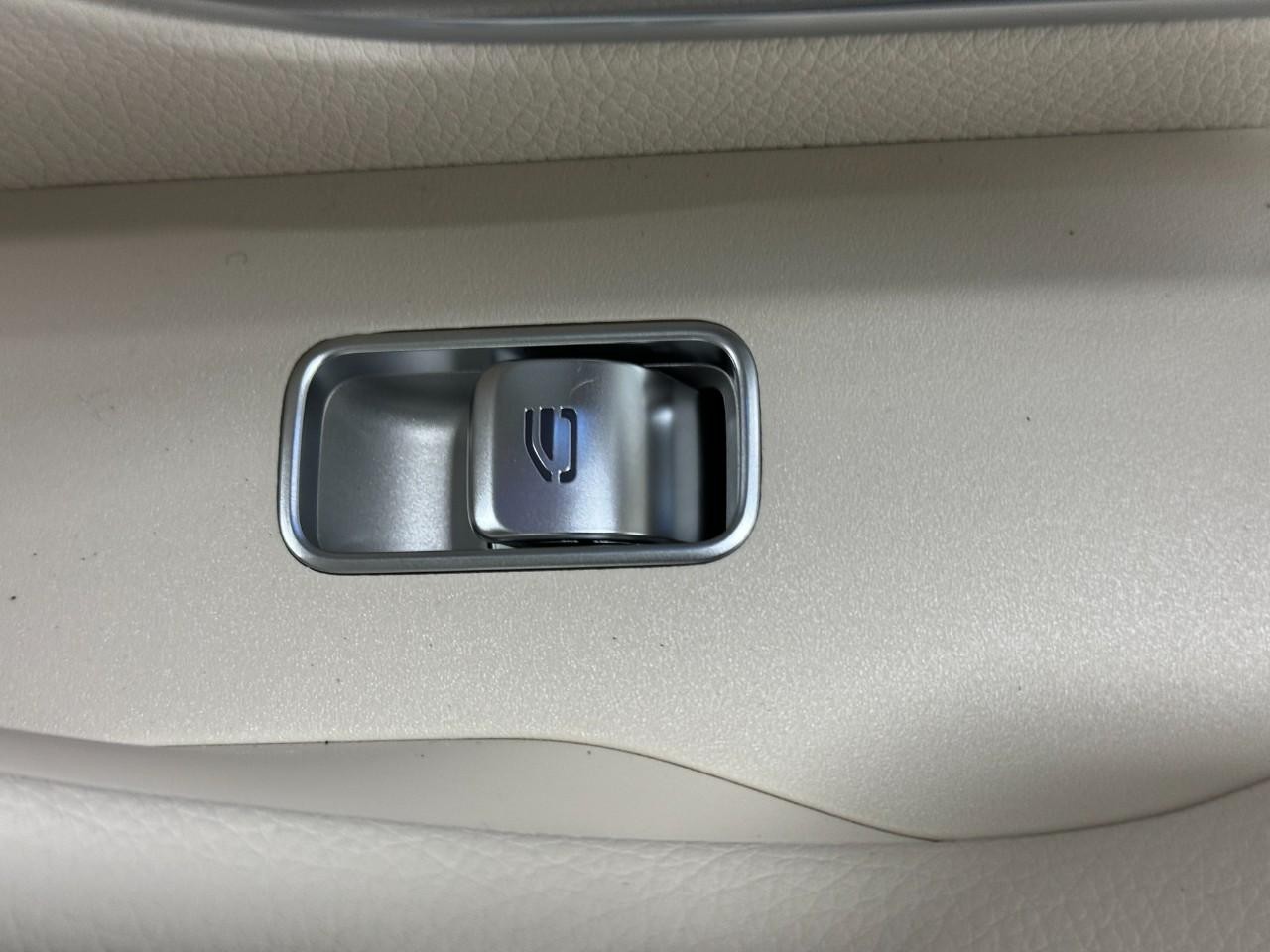 Mercedes-Benz GLE Vehicle Full-screen Gallery Image 23