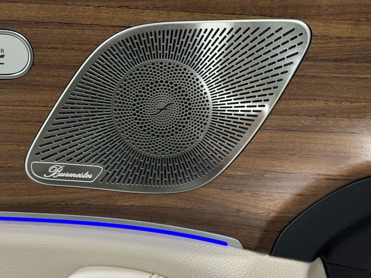 Mercedes-Benz GLE Vehicle Full-screen Gallery Image 24