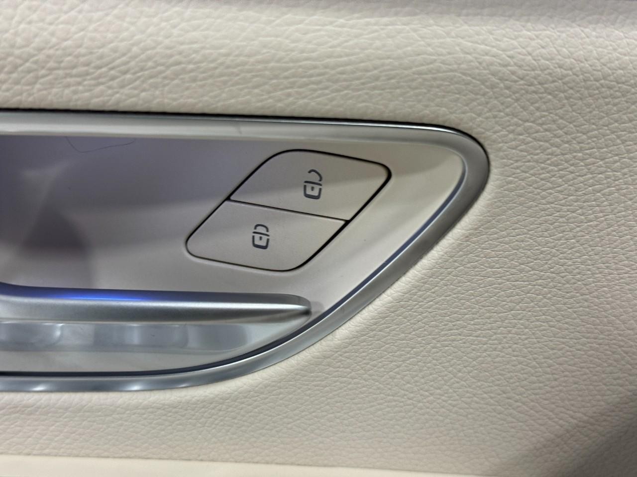 Mercedes-Benz GLE Vehicle Full-screen Gallery Image 26