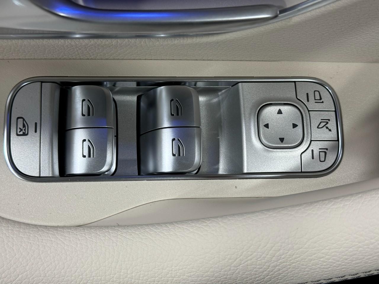 Mercedes-Benz GLE Vehicle Full-screen Gallery Image 27