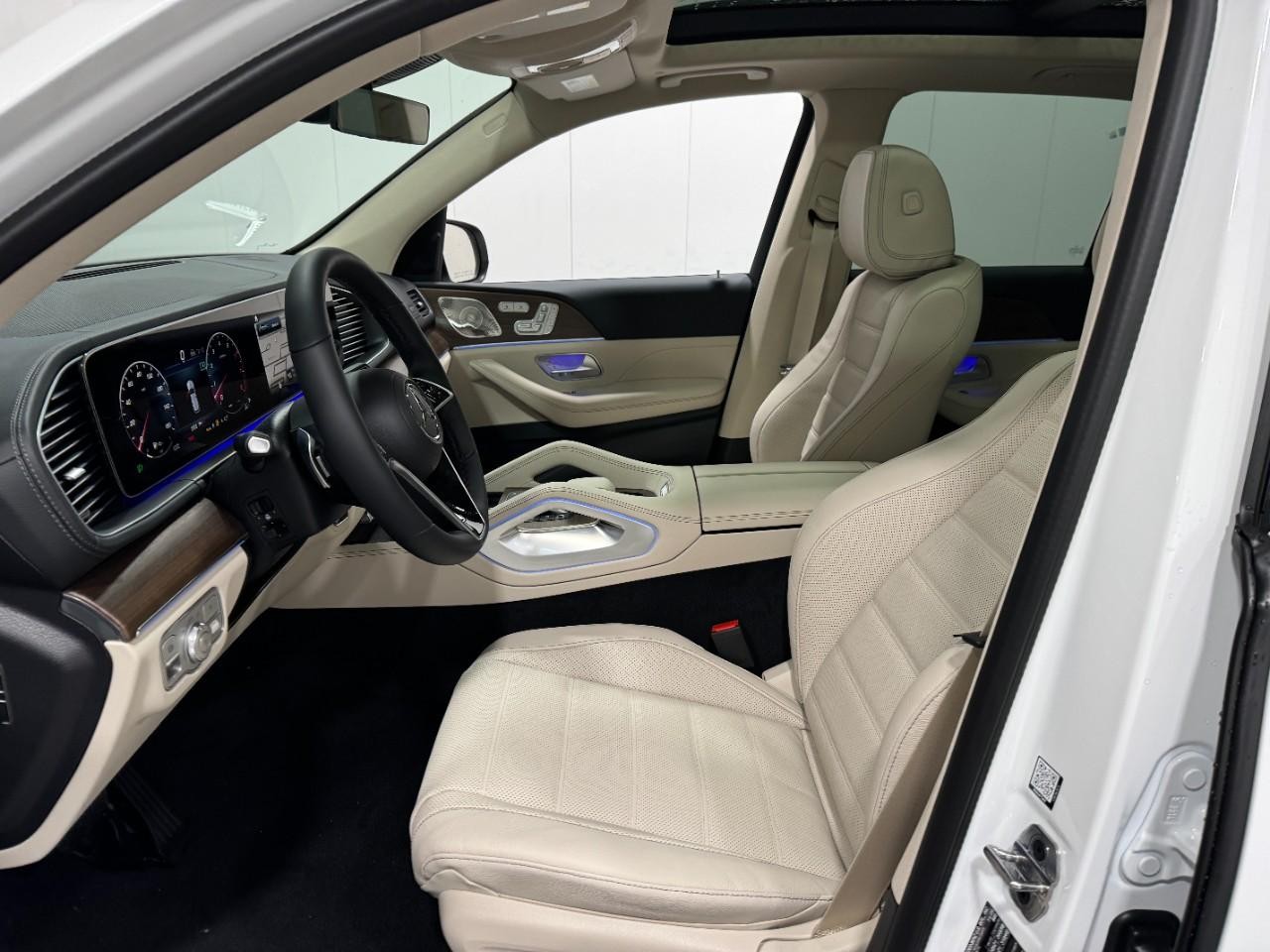 Mercedes-Benz GLE Vehicle Full-screen Gallery Image 29