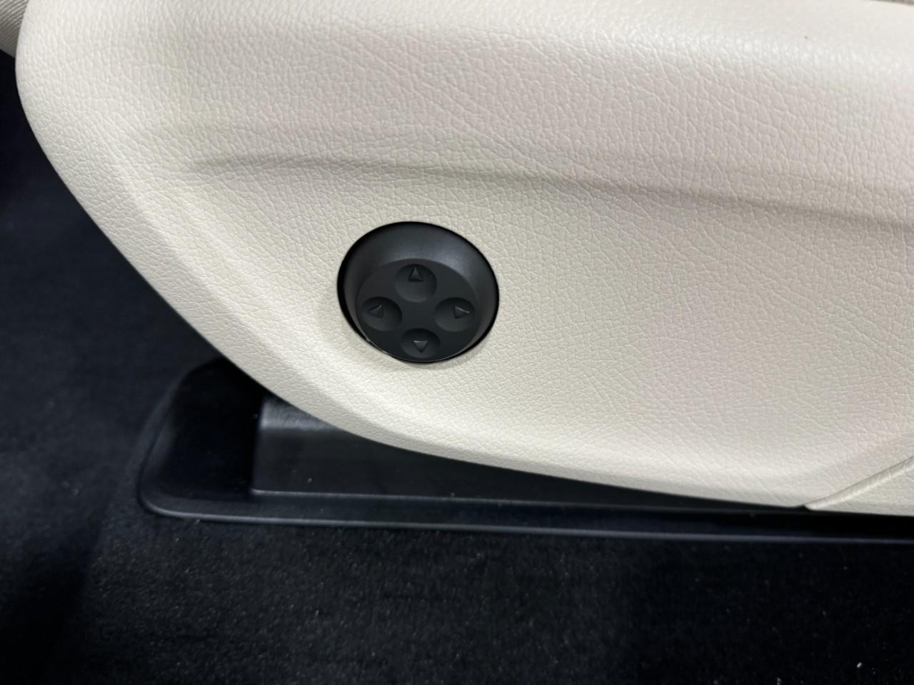 Mercedes-Benz GLE Vehicle Full-screen Gallery Image 31