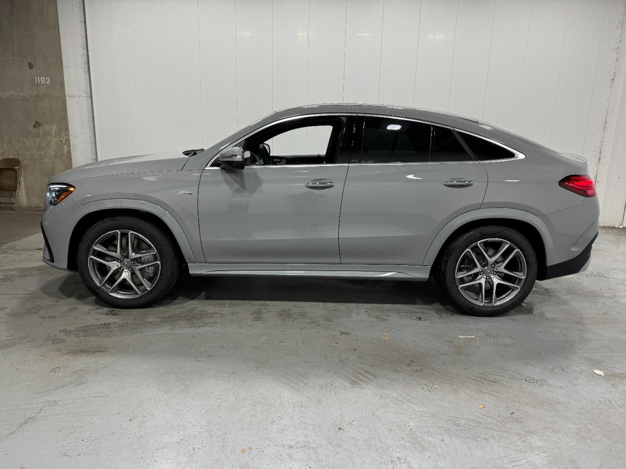 Mercedes-Benz GLE Vehicle Full-screen Gallery Image 2