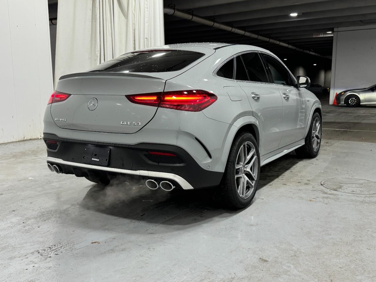 Mercedes-Benz GLE Vehicle Full-screen Gallery Image 4
