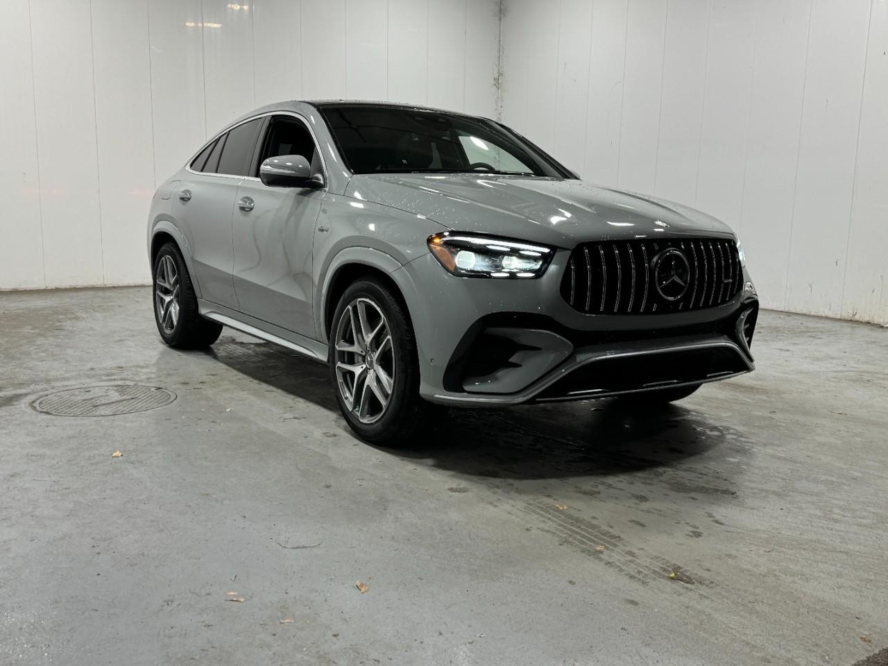 Mercedes-Benz GLE Vehicle Full-screen Gallery Image 6