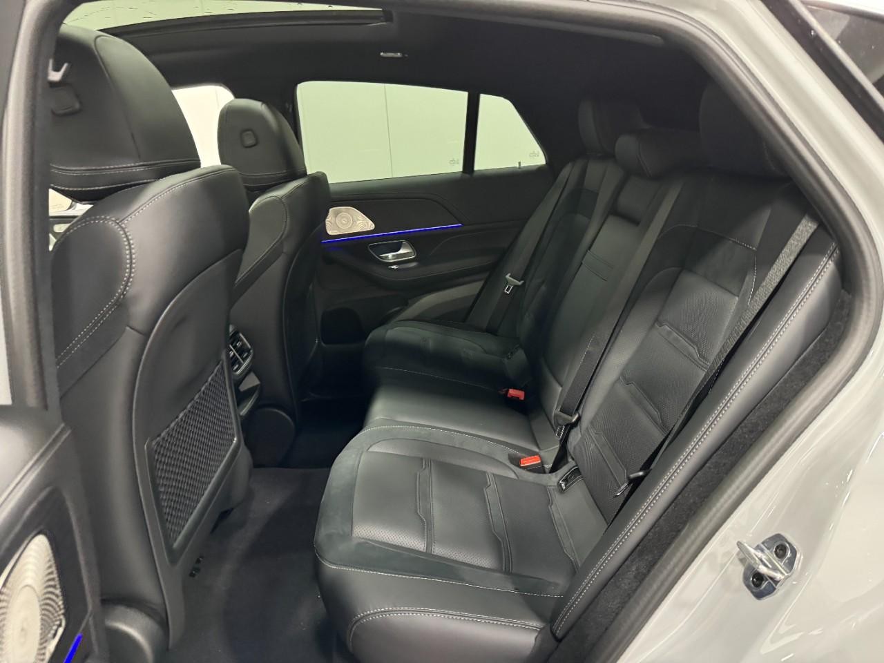 Mercedes-Benz GLE Vehicle Full-screen Gallery Image 8