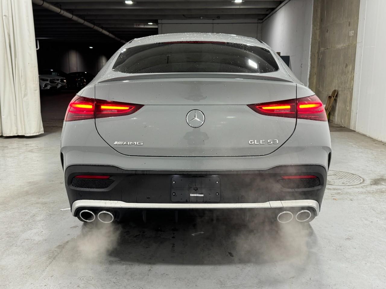 Mercedes-Benz GLE Vehicle Full-screen Gallery Image 9