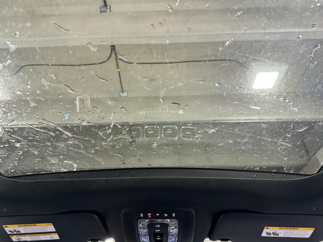 Mercedes-Benz GLE Vehicle Full-screen Gallery Image 11