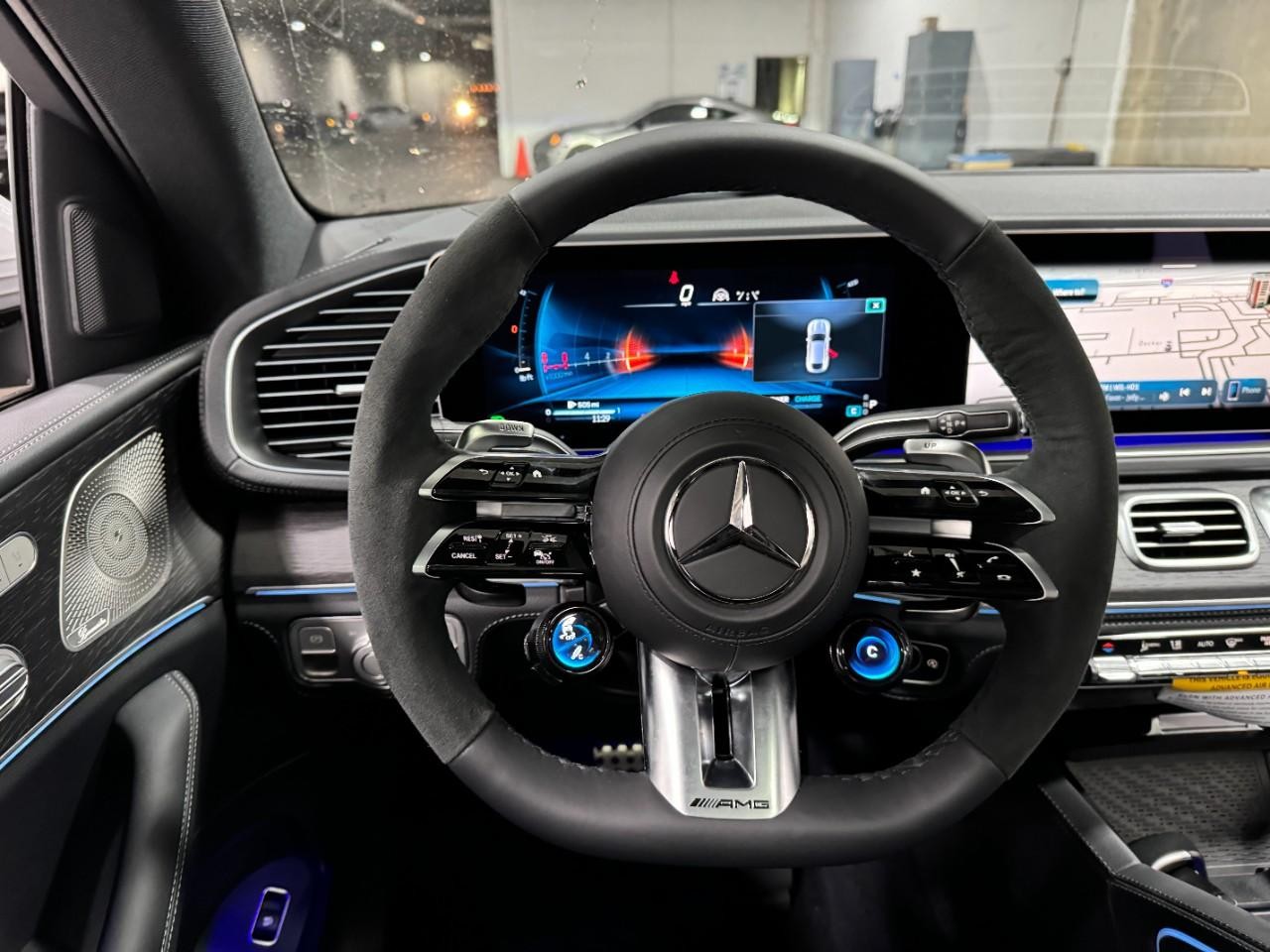 Mercedes-Benz GLE Vehicle Full-screen Gallery Image 13