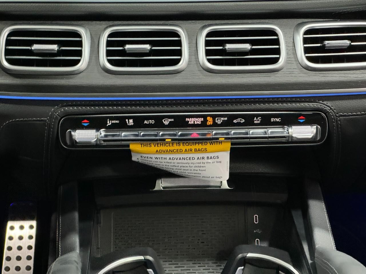 Mercedes-Benz GLE Vehicle Full-screen Gallery Image 15