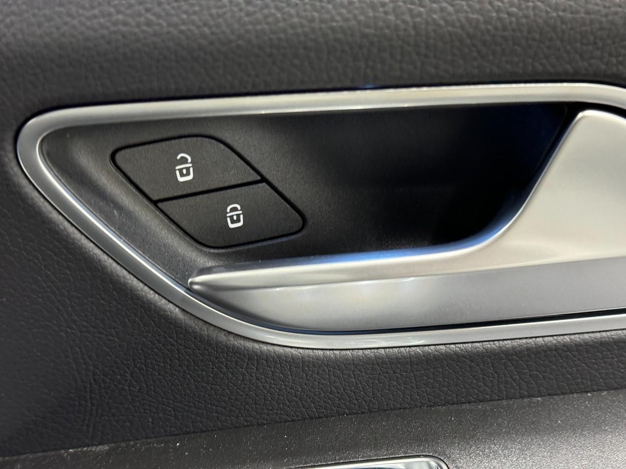 Mercedes-Benz GLE Vehicle Full-screen Gallery Image 21