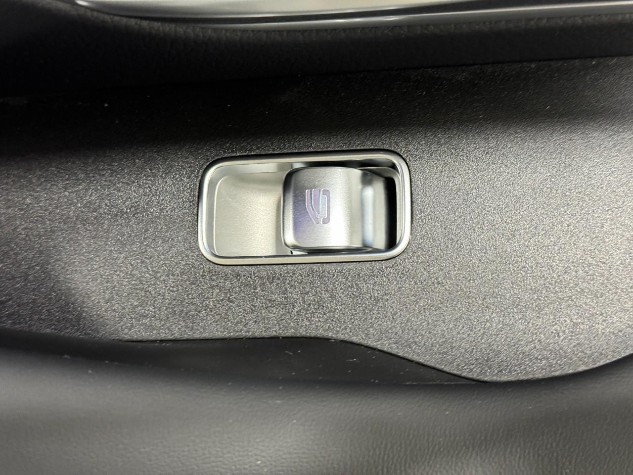 Mercedes-Benz GLE Vehicle Full-screen Gallery Image 22