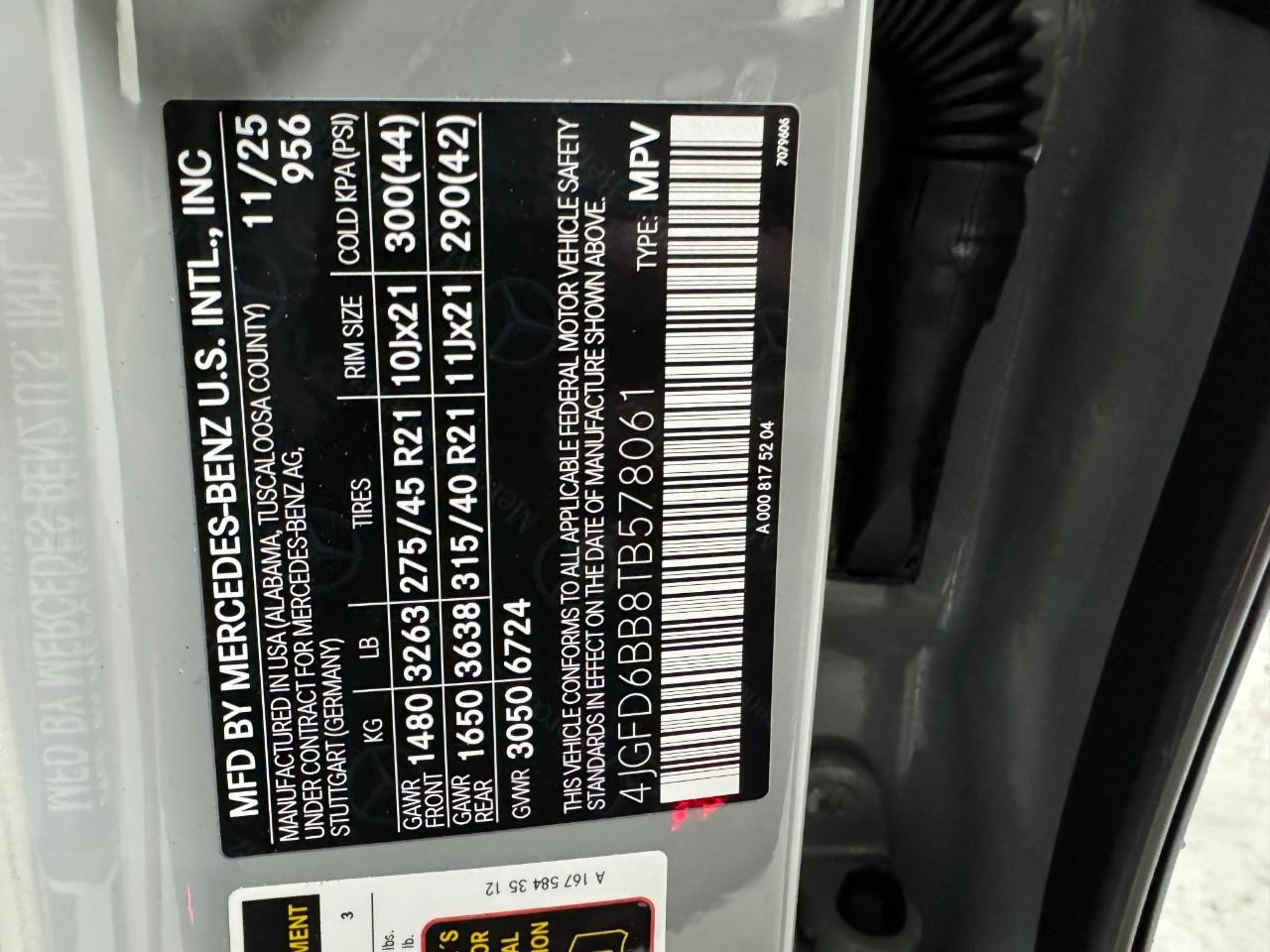 Mercedes-Benz GLE Vehicle Full-screen Gallery Image 36