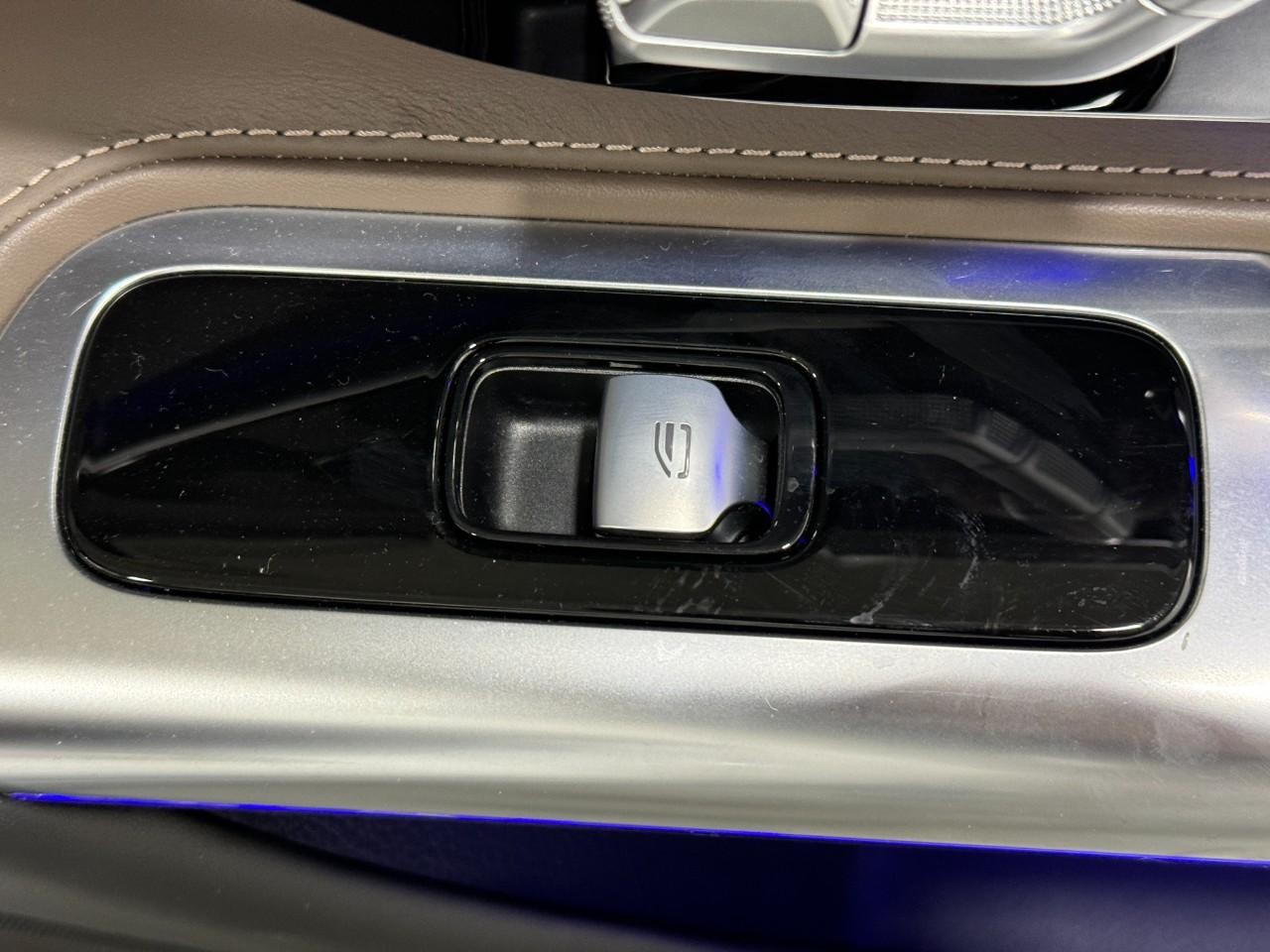 Mercedes-Benz SL Vehicle Full-screen Gallery Image 19