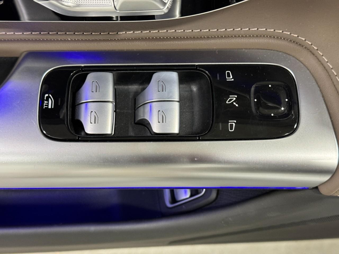 Mercedes-Benz SL Vehicle Full-screen Gallery Image 22