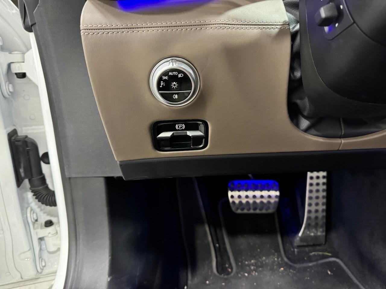 Mercedes-Benz SL Vehicle Full-screen Gallery Image 26