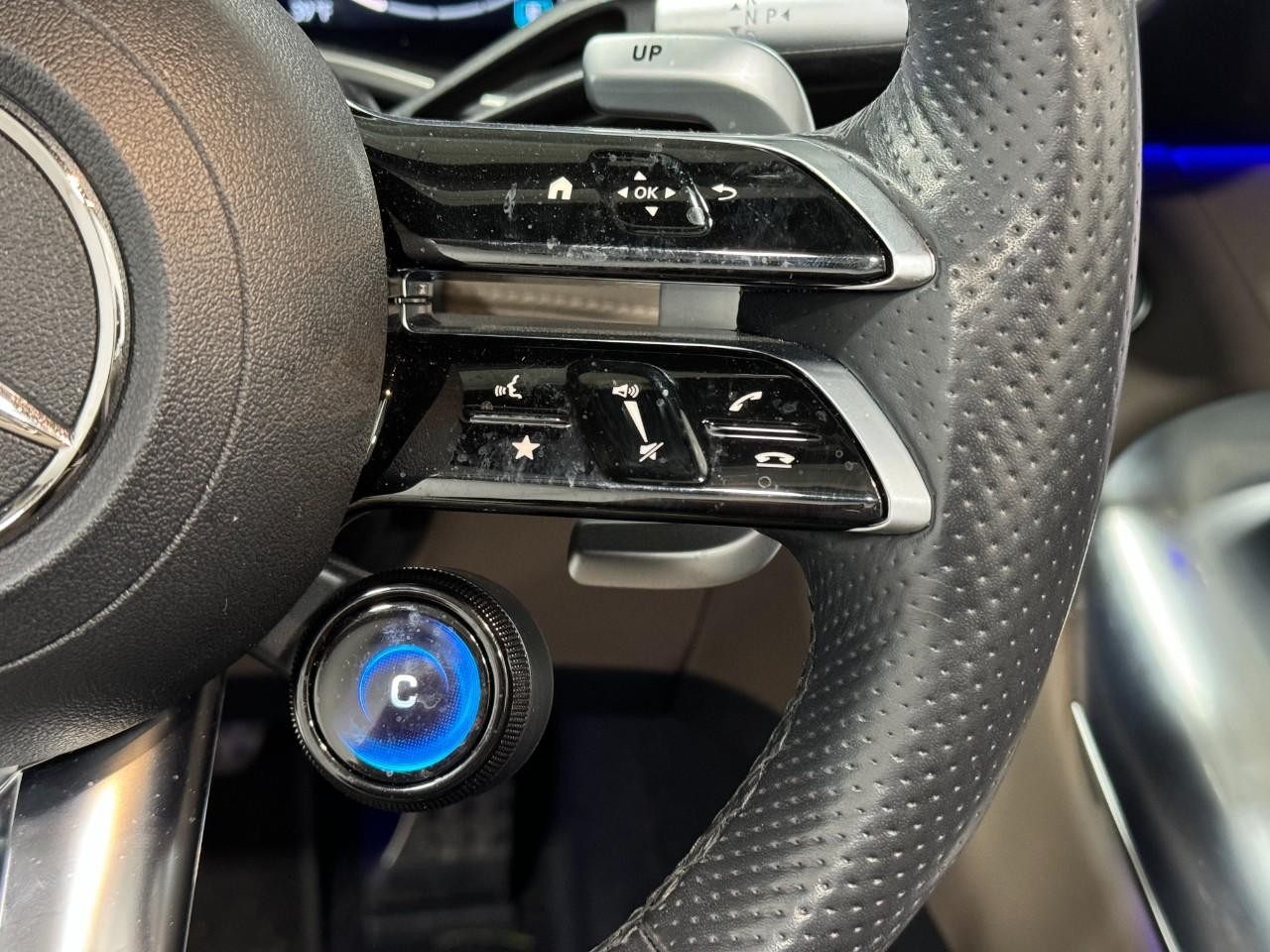 Mercedes-Benz SL Vehicle Full-screen Gallery Image 28