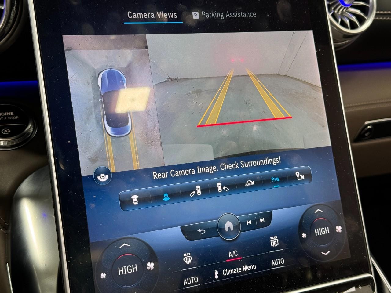 Mercedes-Benz SL Vehicle Full-screen Gallery Image 31