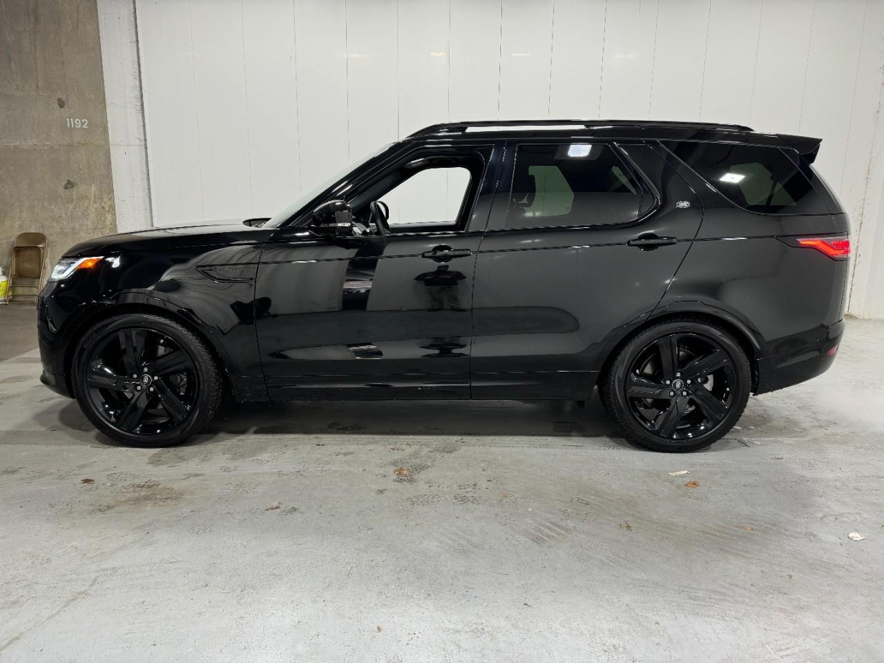 Land Rover Discovery Vehicle Full-screen Gallery Image 02