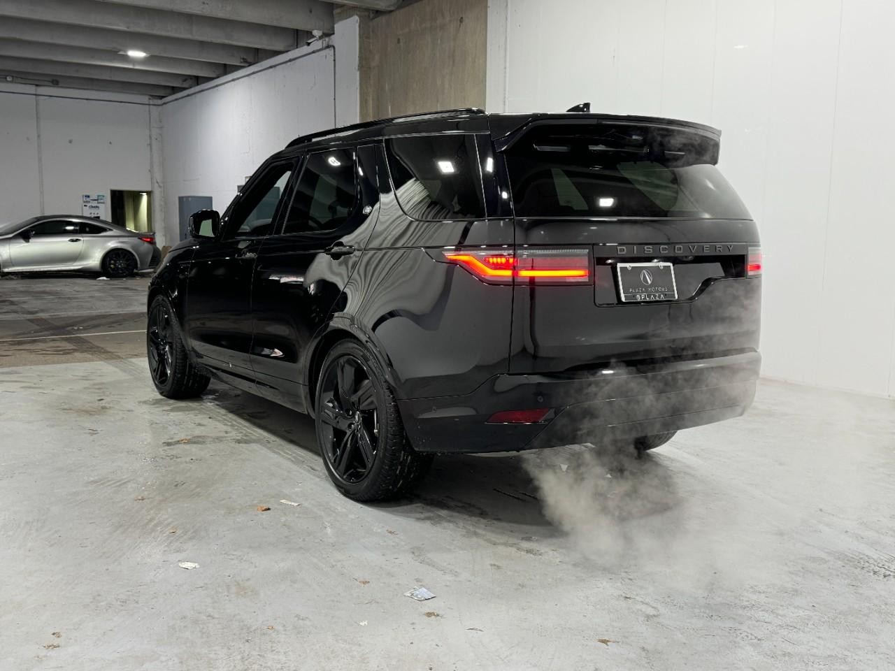 Land Rover Discovery Vehicle Full-screen Gallery Image 03