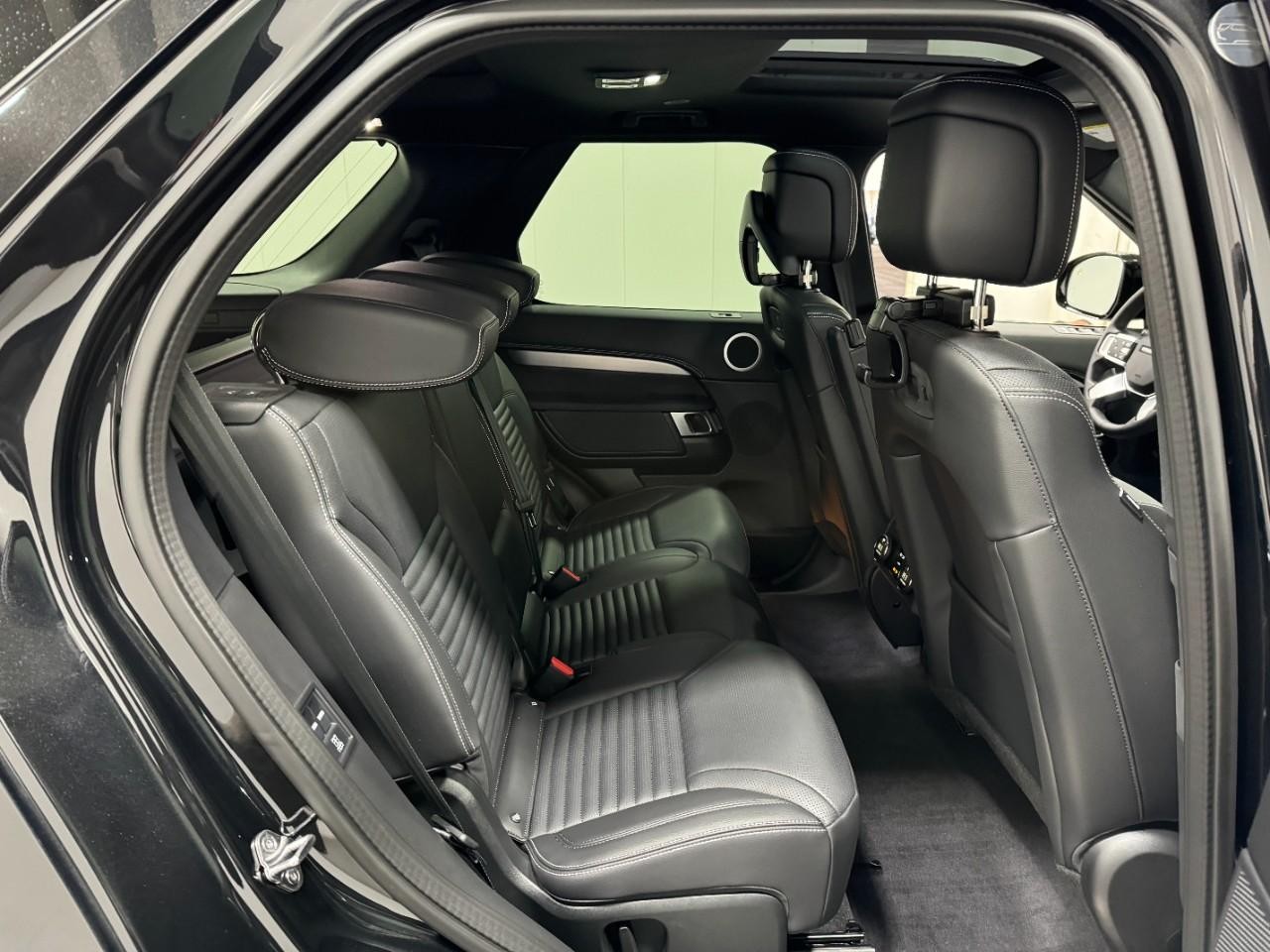 Land Rover Discovery Vehicle Full-screen Gallery Image 10