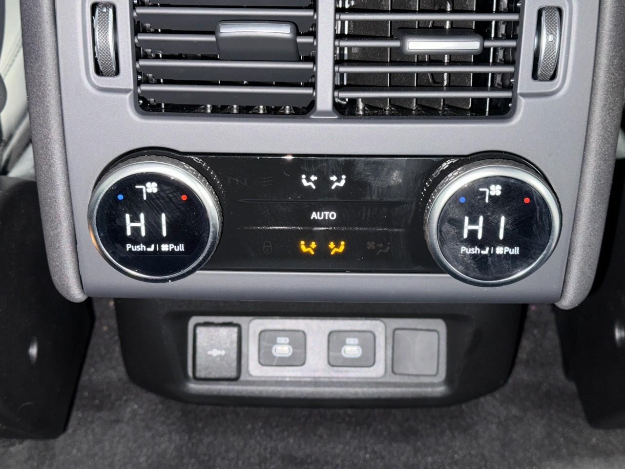 Land Rover Discovery Vehicle Full-screen Gallery Image 11