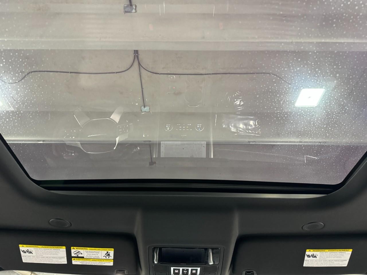 Land Rover Discovery Vehicle Full-screen Gallery Image 12