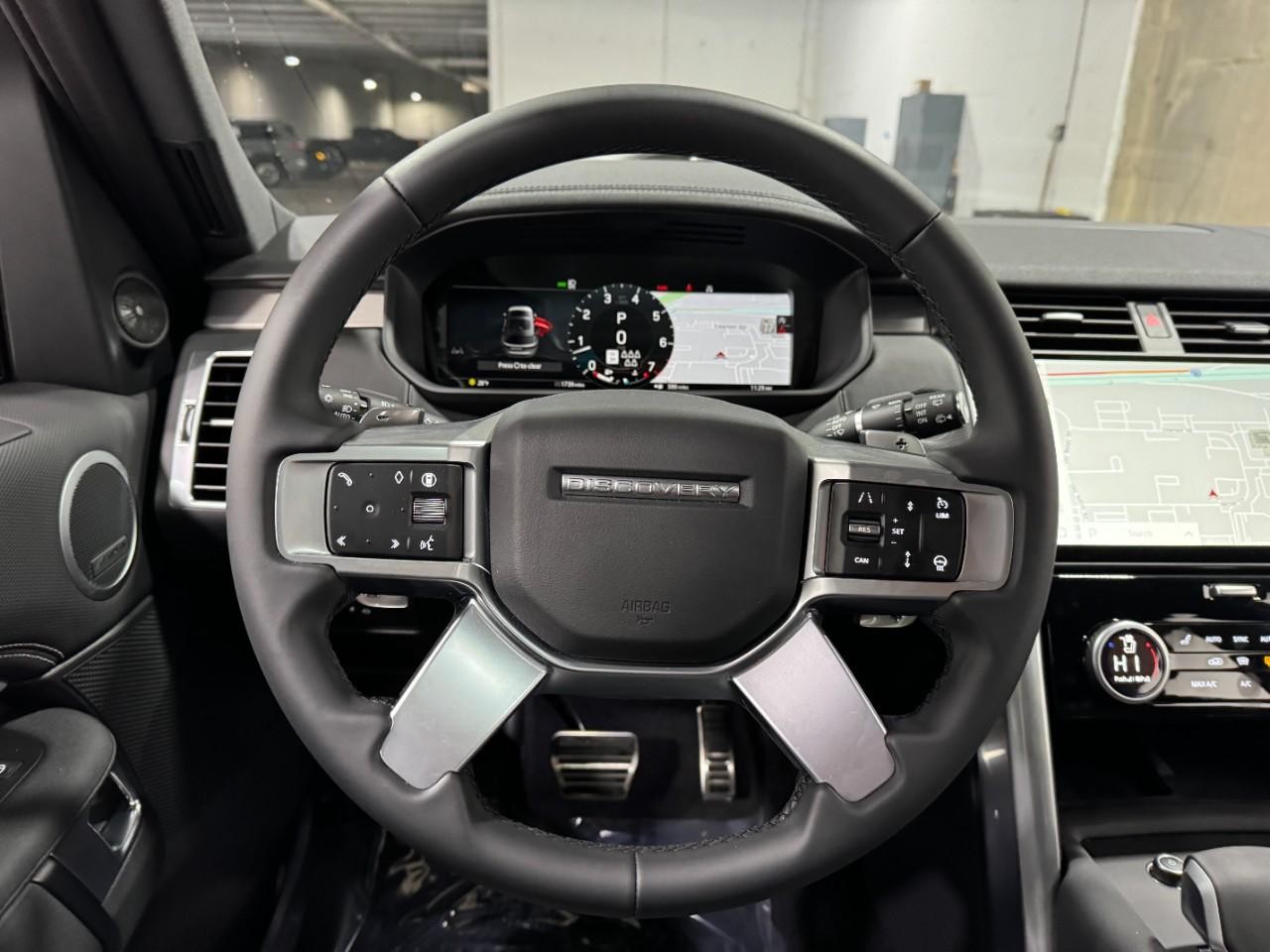 Land Rover Discovery Vehicle Full-screen Gallery Image 14