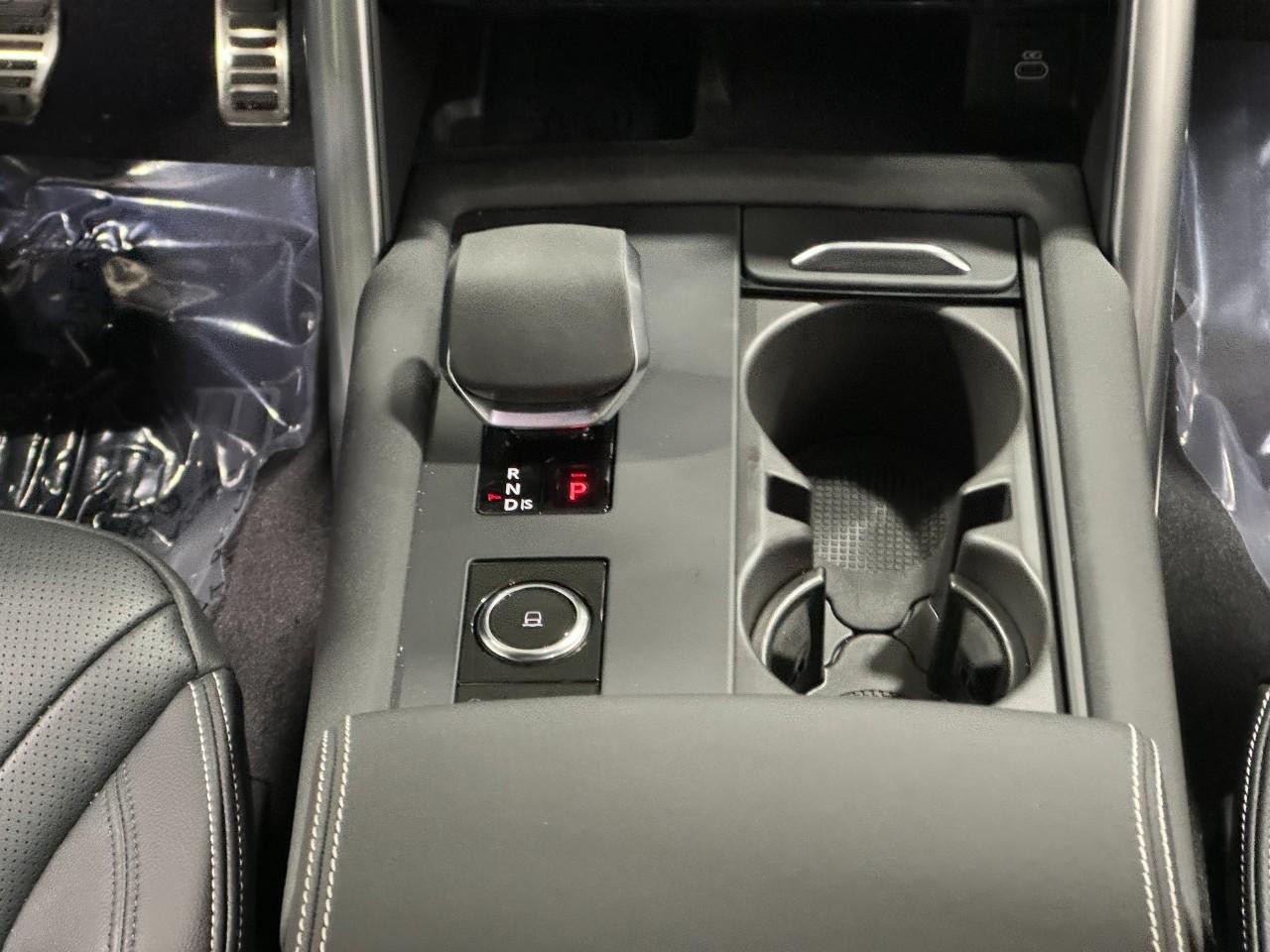 Land Rover Discovery Vehicle Full-screen Gallery Image 17