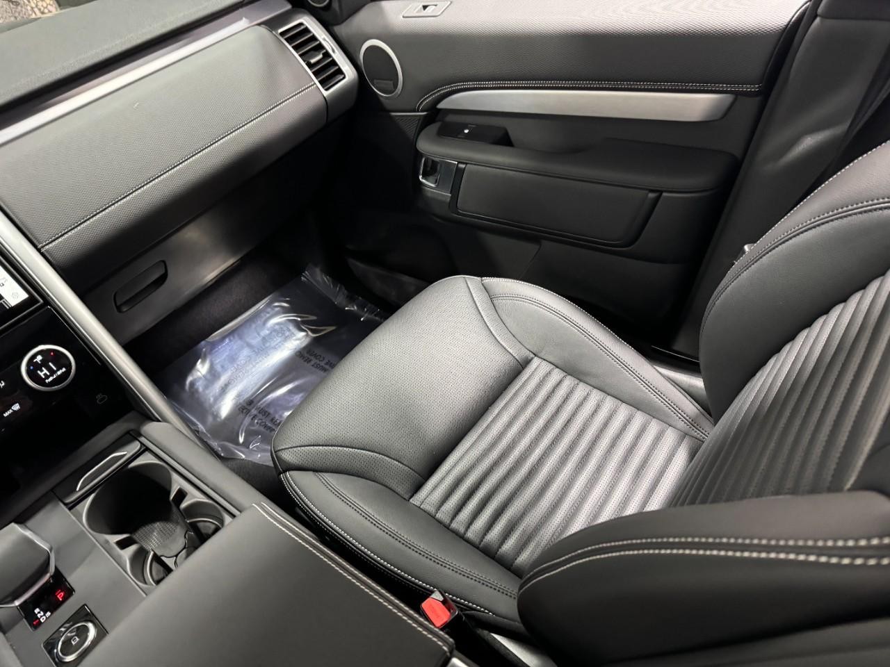 Land Rover Discovery Vehicle Full-screen Gallery Image 18