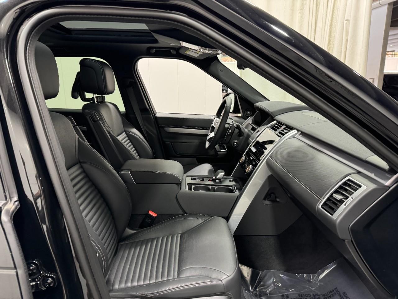 Land Rover Discovery Vehicle Full-screen Gallery Image 19