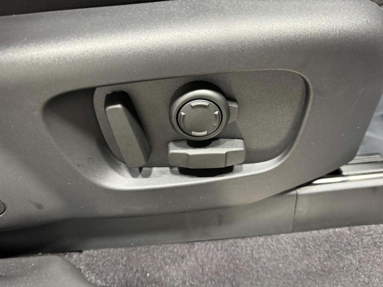 Land Rover Discovery Vehicle Full-screen Gallery Image 21