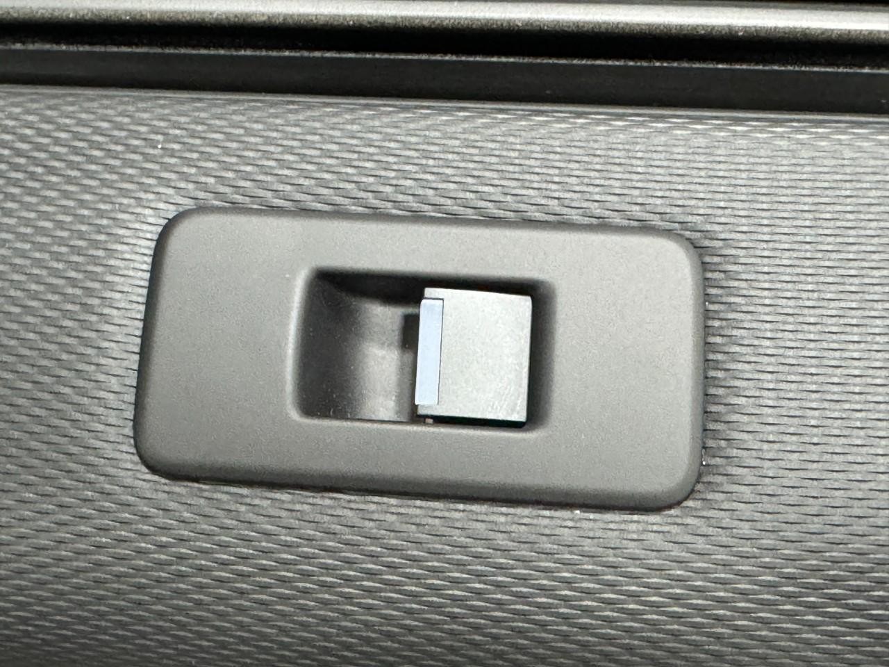 Land Rover Discovery Vehicle Full-screen Gallery Image 22