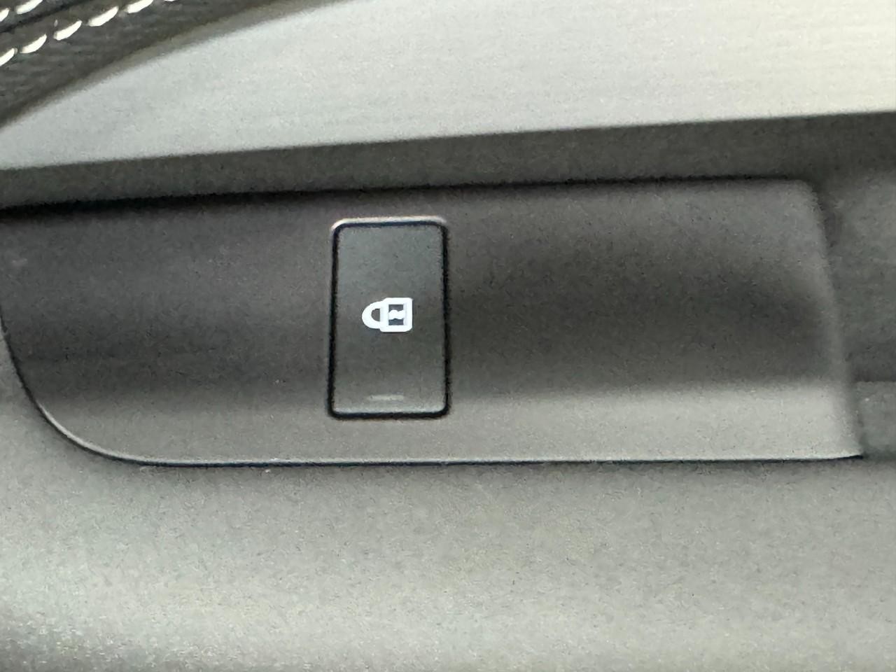 Land Rover Discovery Vehicle Full-screen Gallery Image 23