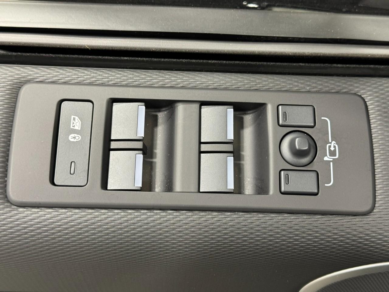 Land Rover Discovery Vehicle Full-screen Gallery Image 24