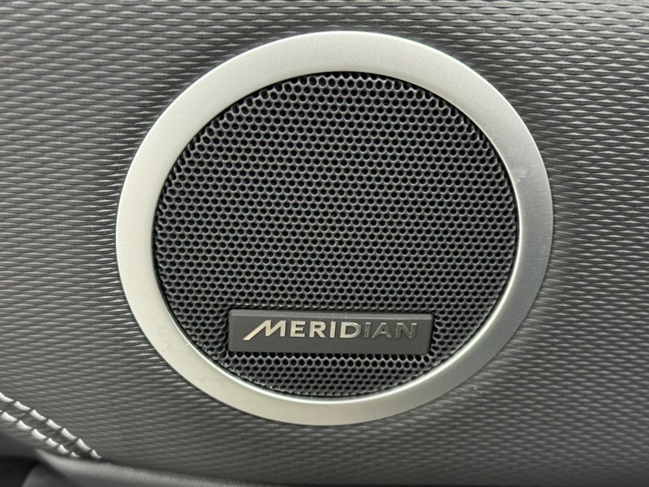 Land Rover Discovery Vehicle Full-screen Gallery Image 25