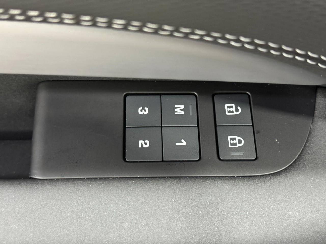 Land Rover Discovery Vehicle Full-screen Gallery Image 26