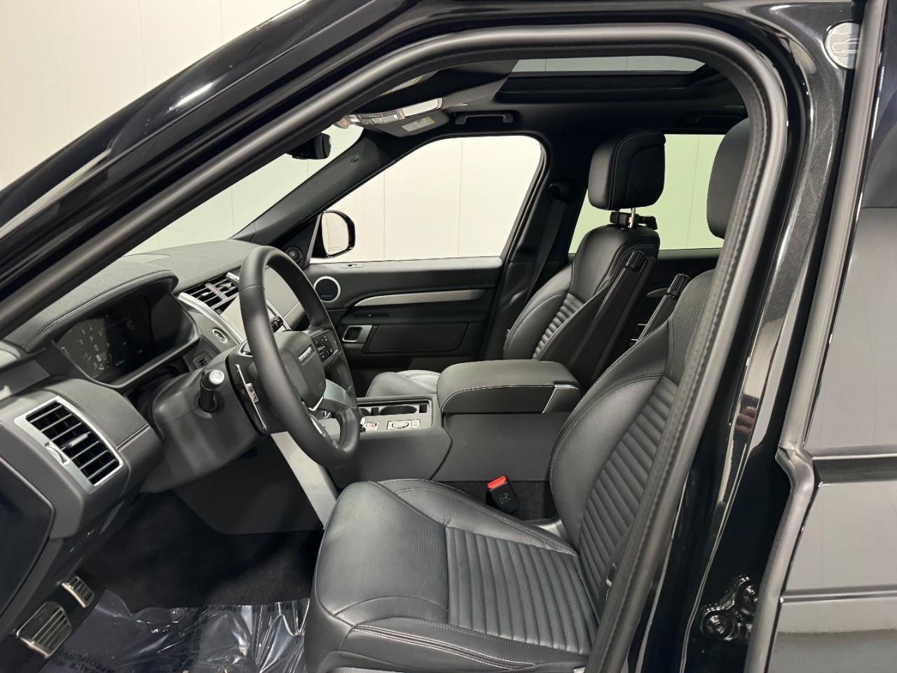 Land Rover Discovery Vehicle Full-screen Gallery Image 27