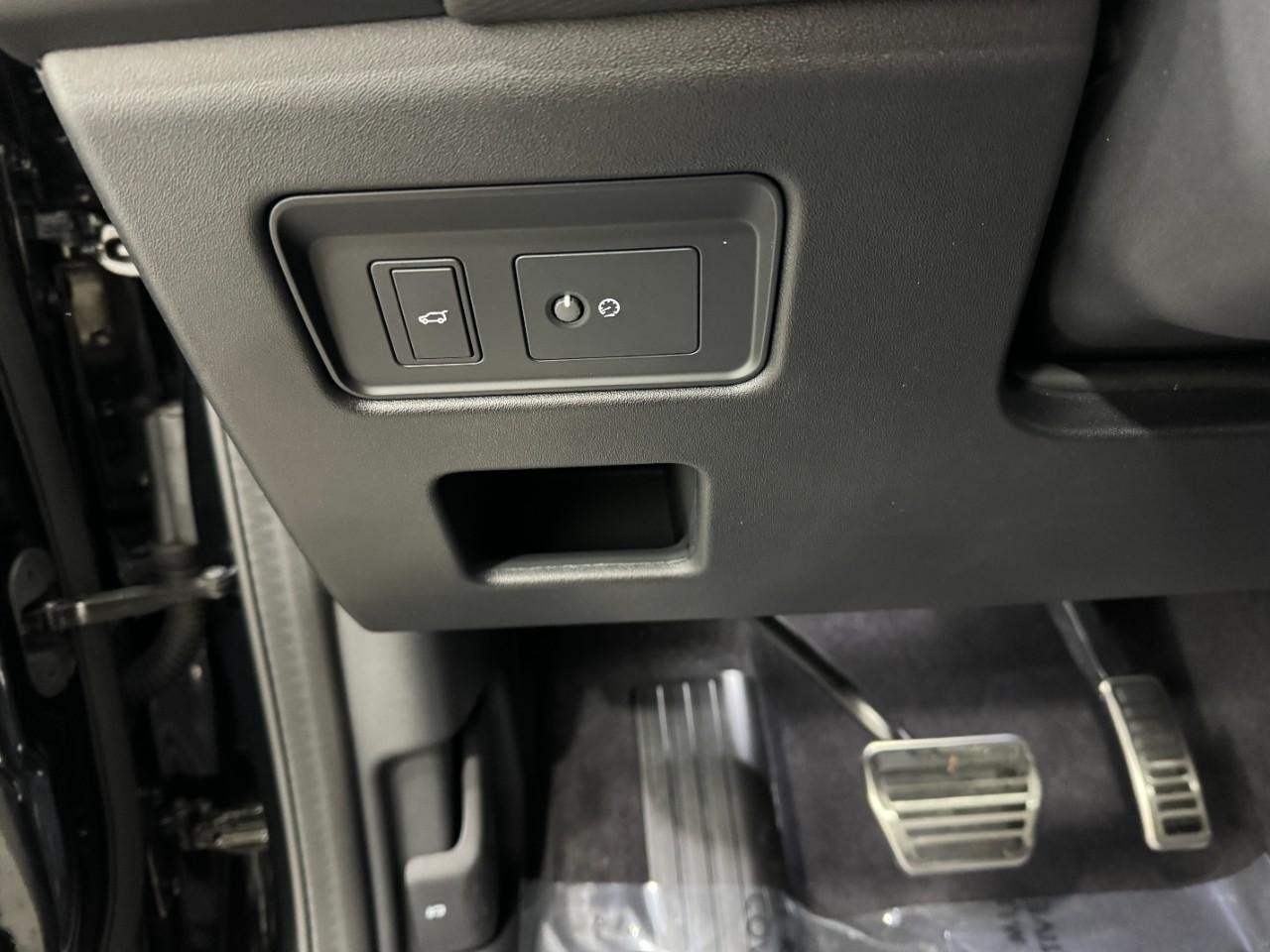 Land Rover Discovery Vehicle Full-screen Gallery Image 30