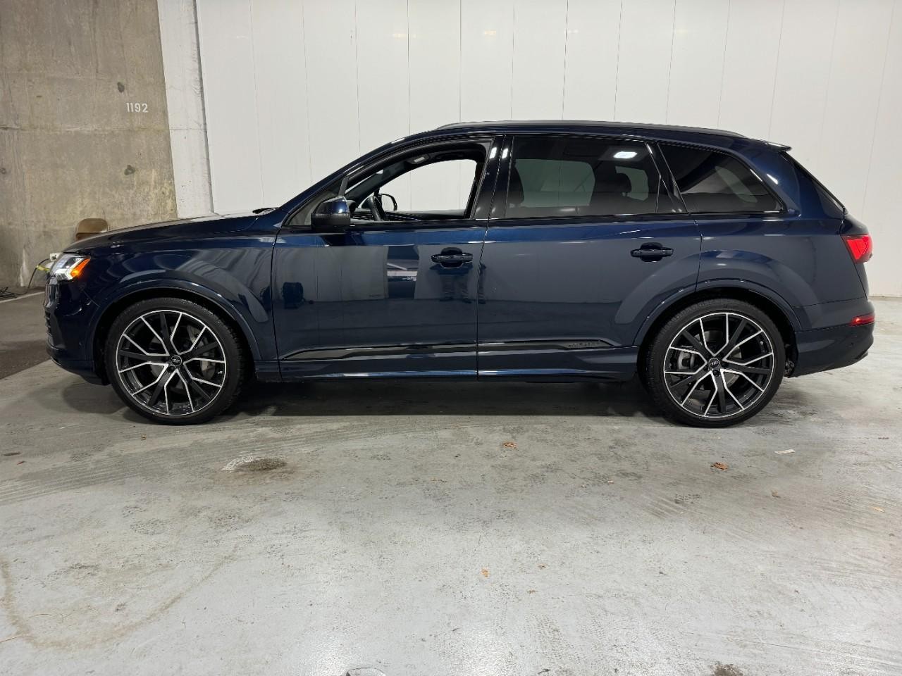 Audi Q7 Vehicle Full-screen Gallery Image 02