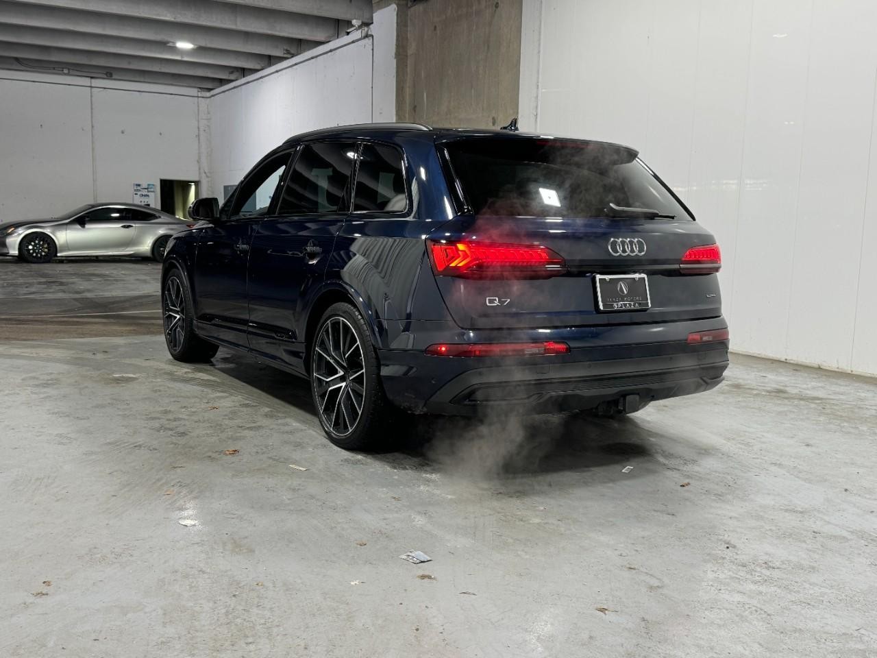 Audi Q7 Vehicle Full-screen Gallery Image 03