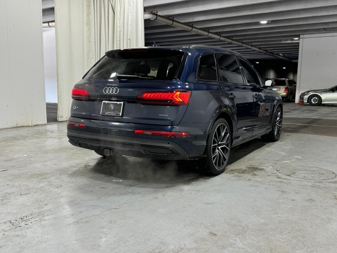 Audi Q7 Vehicle Full-screen Gallery Image 04